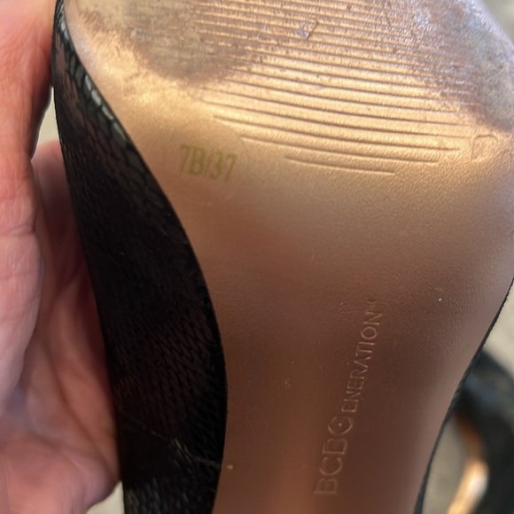 BCBG generation leather stiletto size 37B in excellent condition - Picture 4 of 4